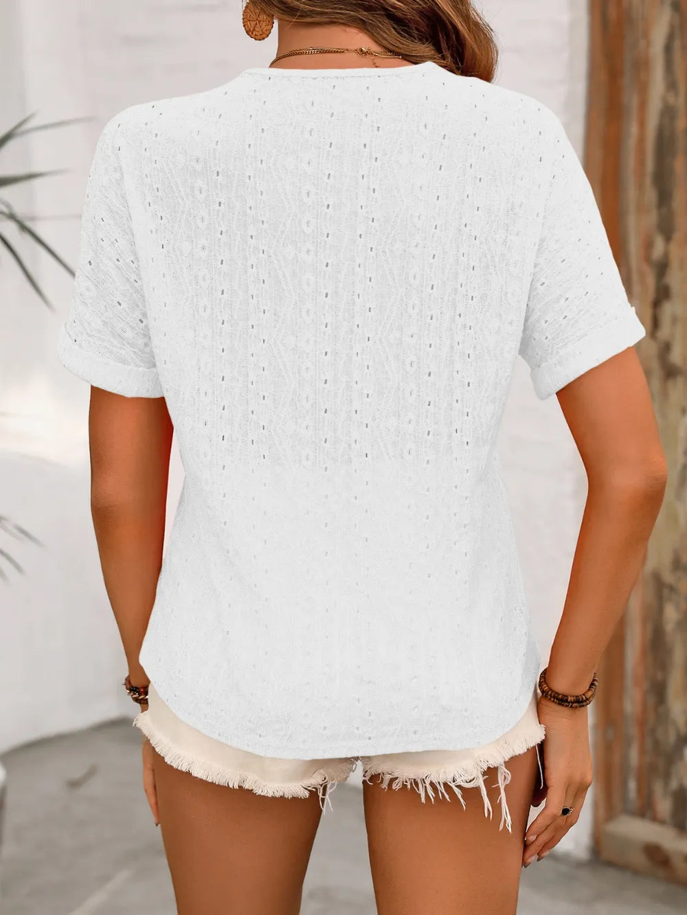 Maglia a maniche corte con scollo a V e occhielli di Ivy Lane