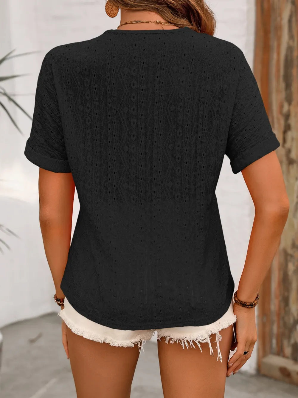 Maglia a maniche corte con scollo a V e occhielli di Ivy Lane