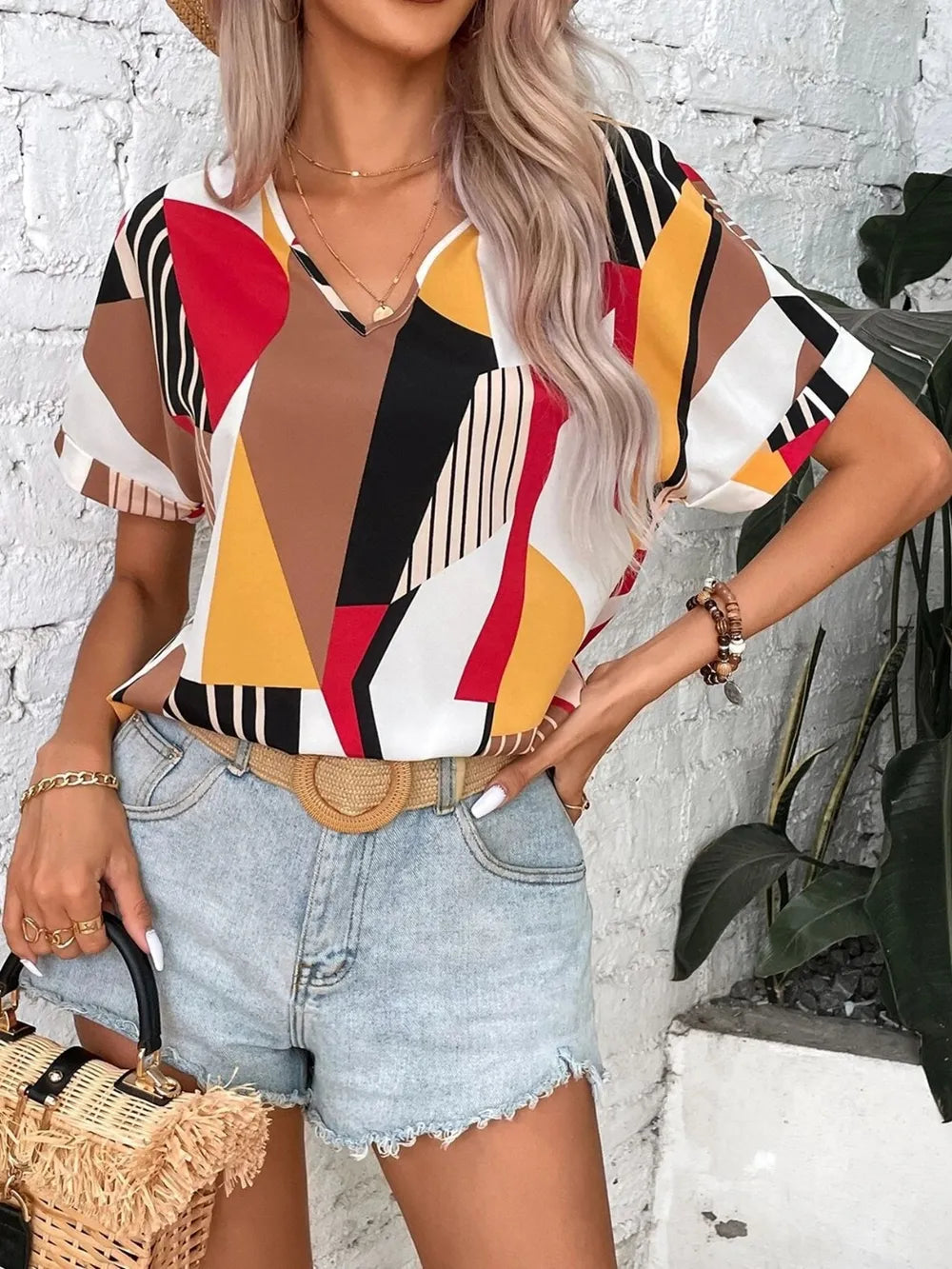 Maglia a maniche corte con scollo a V e stampa con motivo geometrico da donna in colore a contrasto