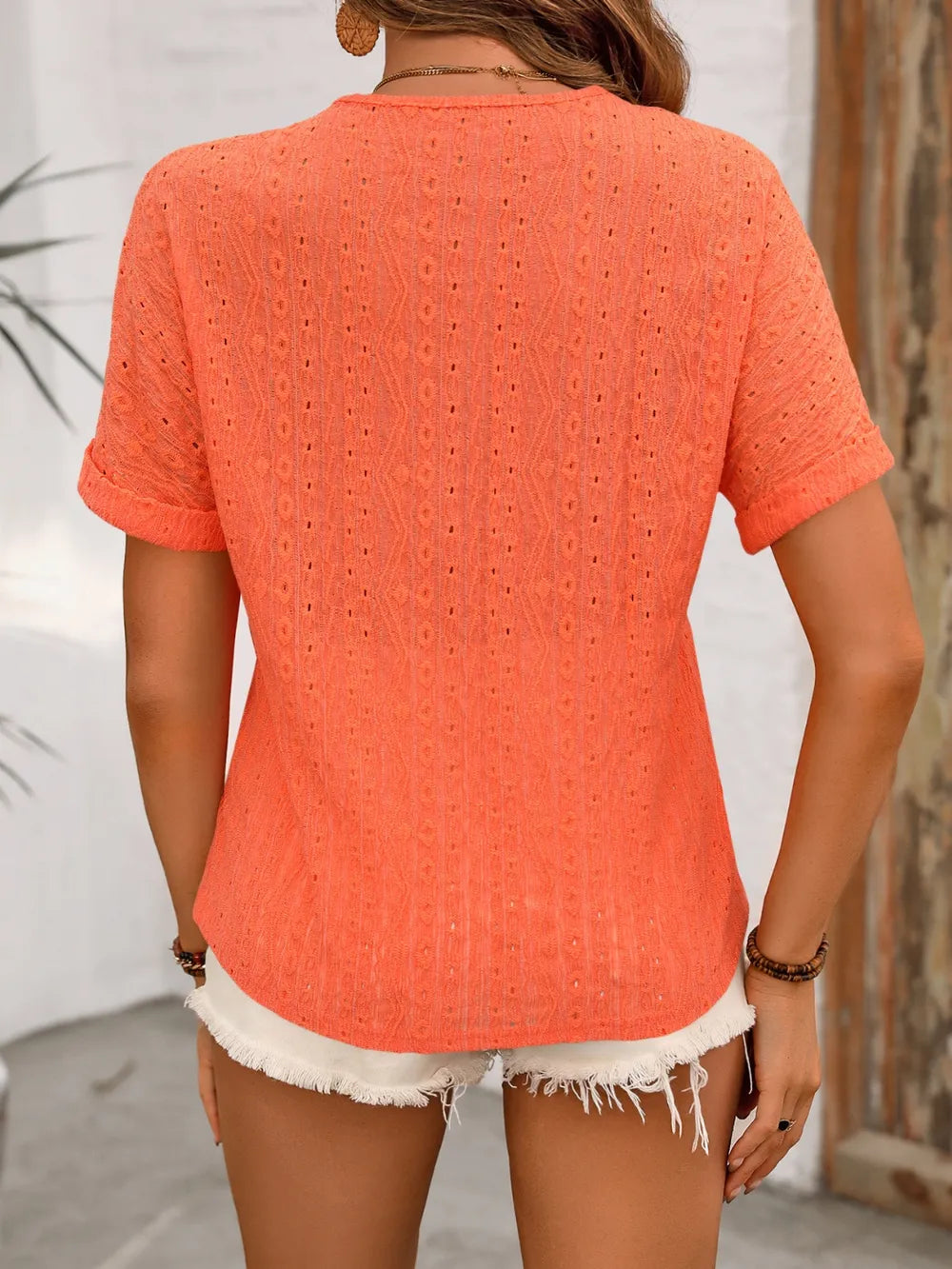 Maglia a maniche corte con scollo a V e occhielli di Ivy Lane